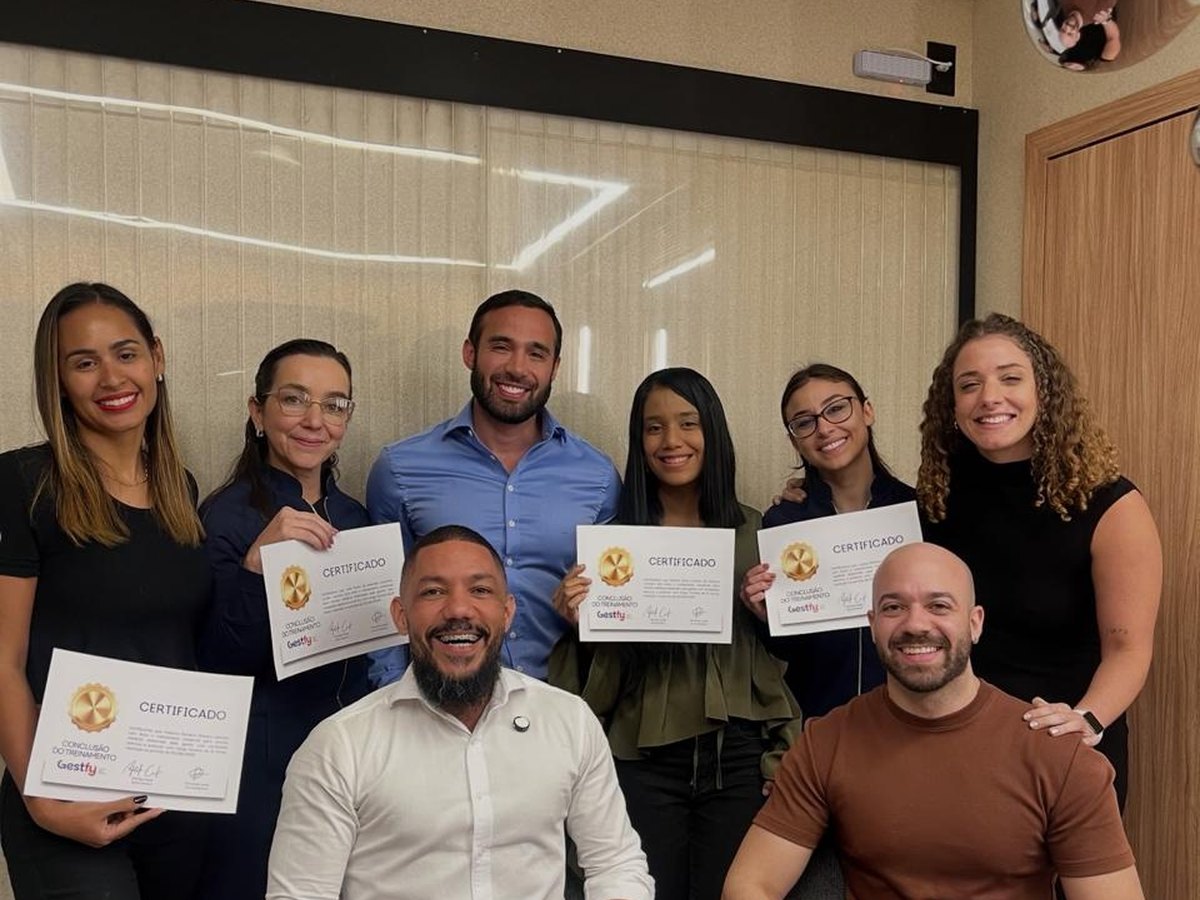 Equipe de clínica com certificados de conclusão de treinamento Gestfy